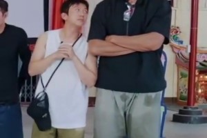 NBA季前赛勇士vs湖人比赛录像回放_NBA季前赛勇士vs湖人高清回放_NBA季前赛勇士vs湖人在线观看直播免费谁发明的这个名场面？邓超靠阿联身上笑死我了