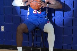 NBA季前赛凯尔特人vs76人高清回放_NBA季前赛凯尔特人vs76人在线高清免费_NBA季前赛凯尔特人vs76人直播今日免费穿上76人球衣了！老詹亮相媒体日