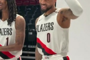 NBA季前赛骑士vs魔术在线观看直播免费_NBA季前赛骑士vs魔术全场录像_NBA季前赛骑士vs魔术直播免费观看新赛季开拓者后场双枪！利拉德&莫兰特亮相媒体日